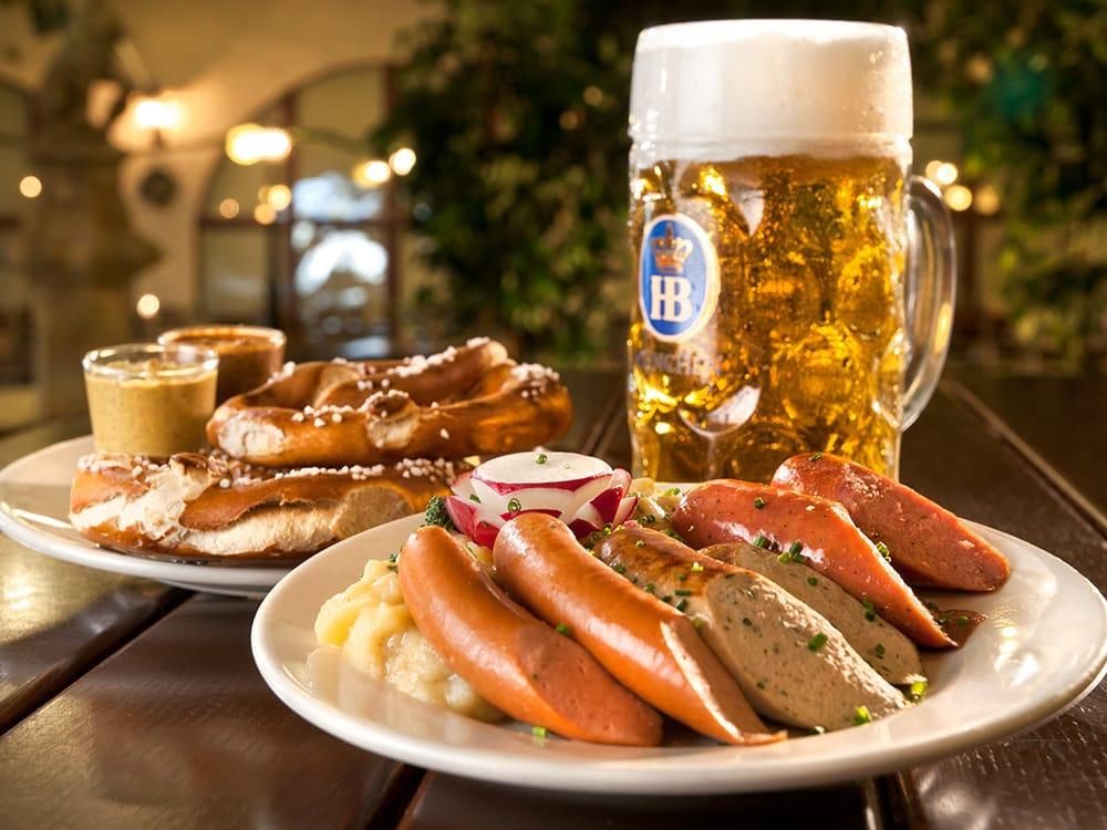 Баварские сосиски и брецели (крендели) к пиву